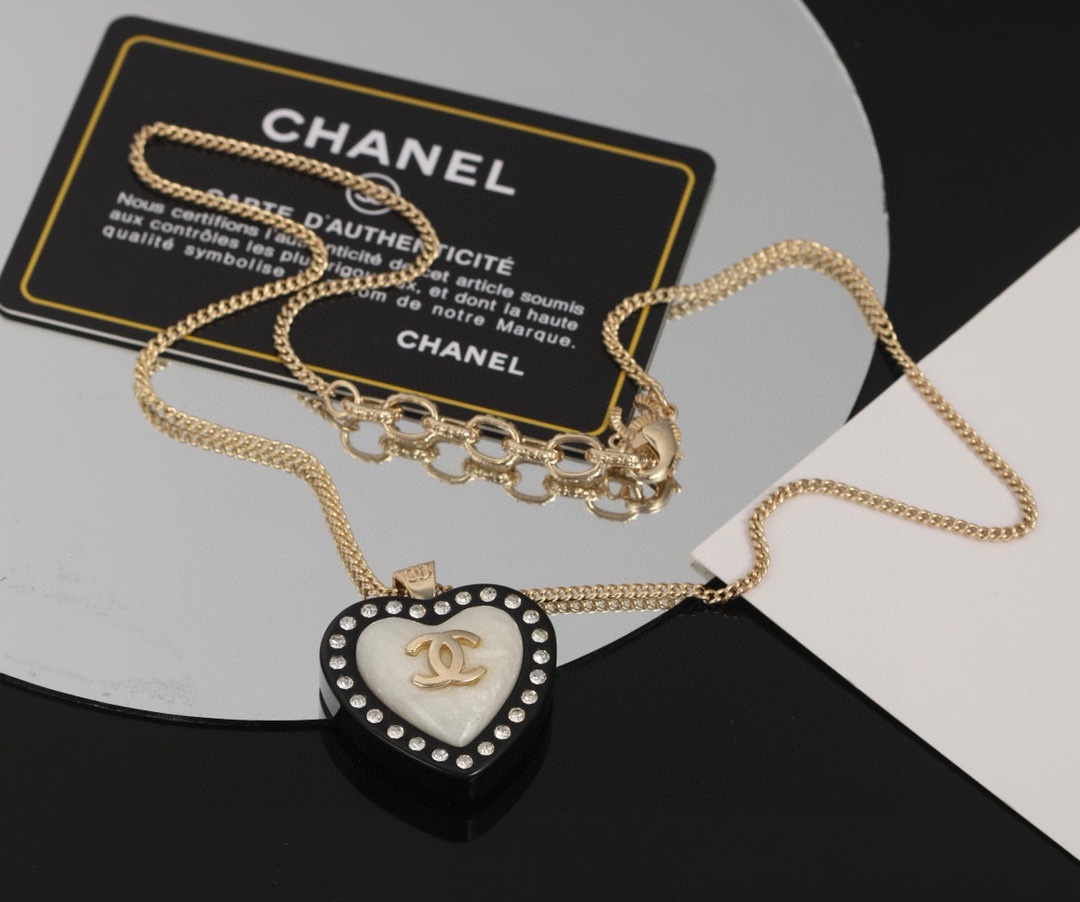 Chanel Jewelry Necklaces & Pendants Pink