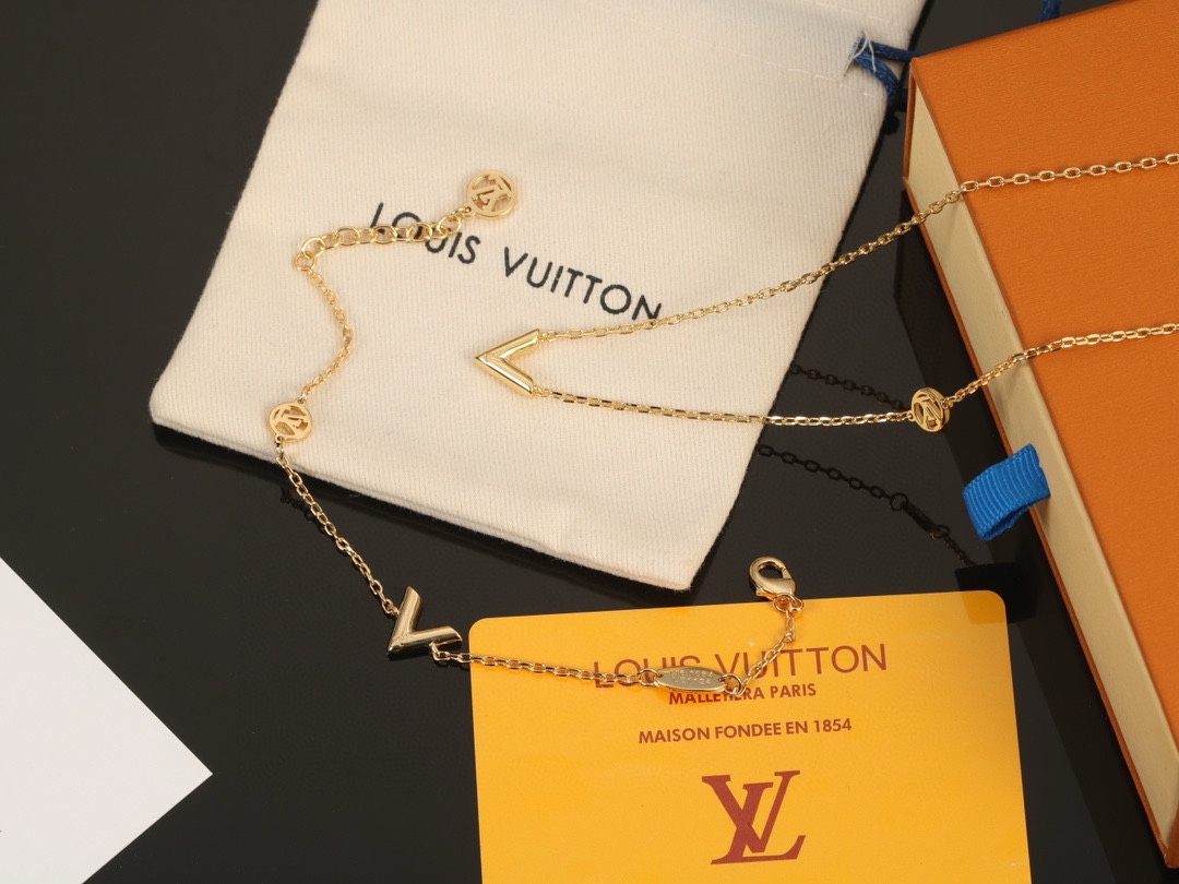 Louis Vuitton Online
 Jewelry Bracelet Necklaces & Pendants Polishing