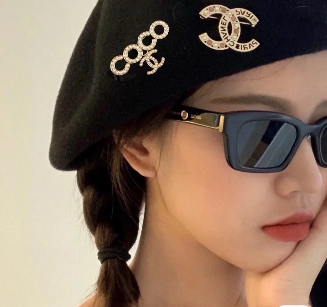 Chanel香奈儿字母胸针太太太美了神仙款胸针精致又复古这个由字母组成的双C满满的都是细节满满的都是设计