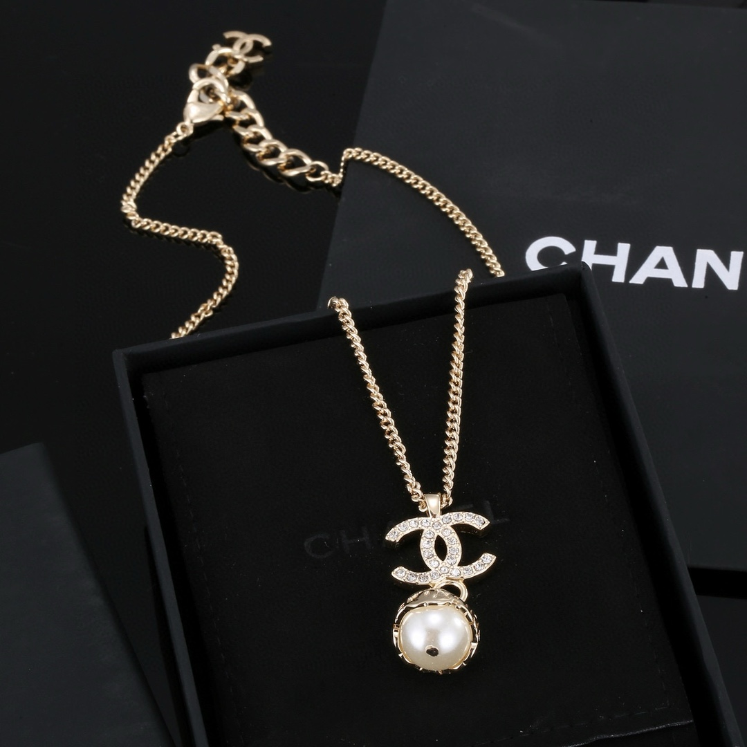 Chanel luxury necklace 2