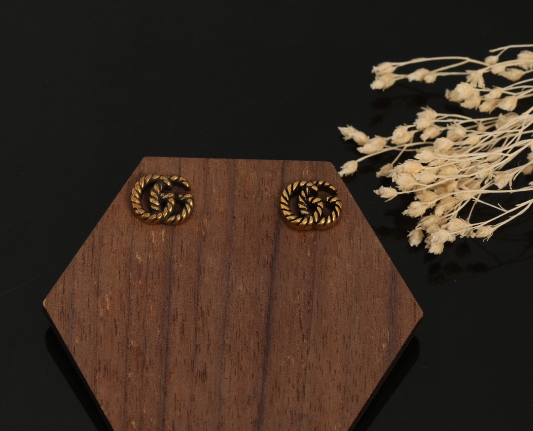 批45 gucci古驰 复古g字做旧新款🆕热卖款耳钉   源自于70年代的经典设计麻花刻画图案 与专柜一致材质做旧效果 