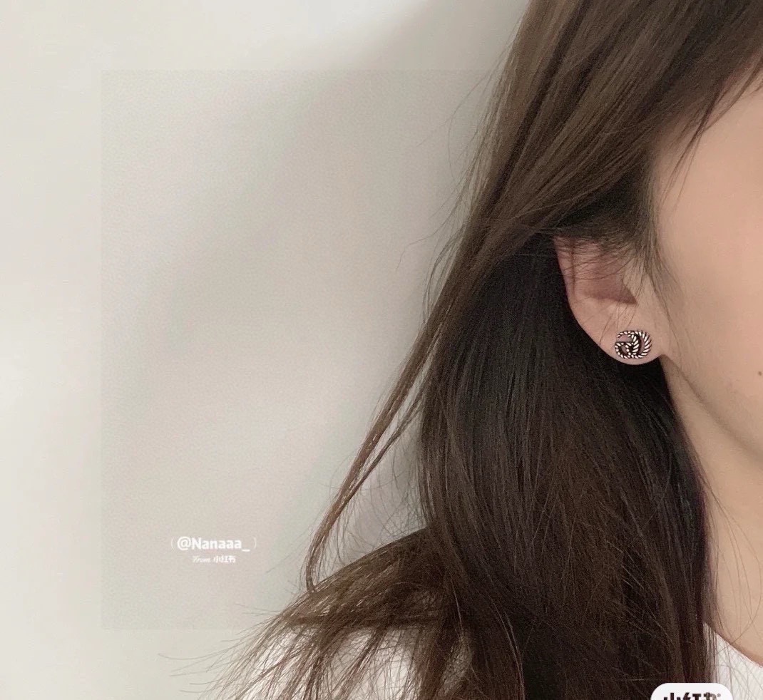 批45 gucci古驰 复古g字做旧新款🆕热卖款耳钉   源自于70年代的经典设计麻花刻画图案 与专柜一致材质做旧效果 