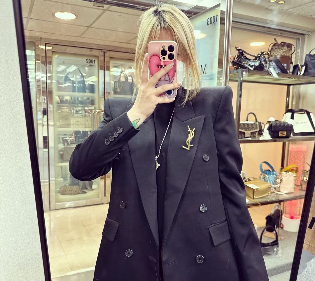 批60 圣罗兰YSL 胸针 经典奢侈   时尚百搭 犹如酒会礼服一般，绚烂多姿。经典 最具个性魅力象征永远的不变的情怀，代表着经典和永恒 ！秉承圣罗兰的传统 特别的闪~胸针