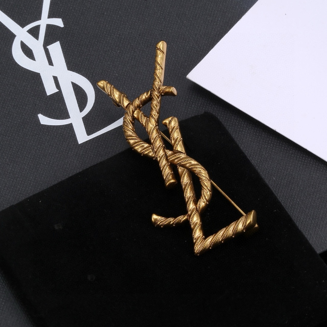 批60 圣罗兰YSL 胸针 经典奢侈   时尚百搭 犹如酒会礼服一般，绚烂多姿。经典 最具个性魅力象征永远的不变的情怀，代表着经典和永恒 ！秉承圣罗兰的传统 特别的闪~胸针