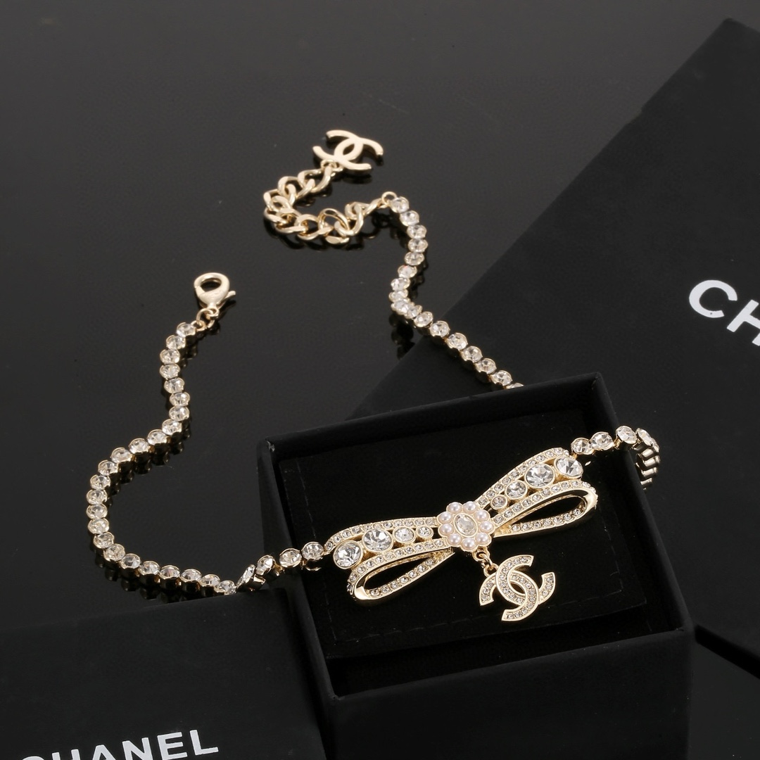 CC Pavé Crystal Bow Necklace - Comprehensive