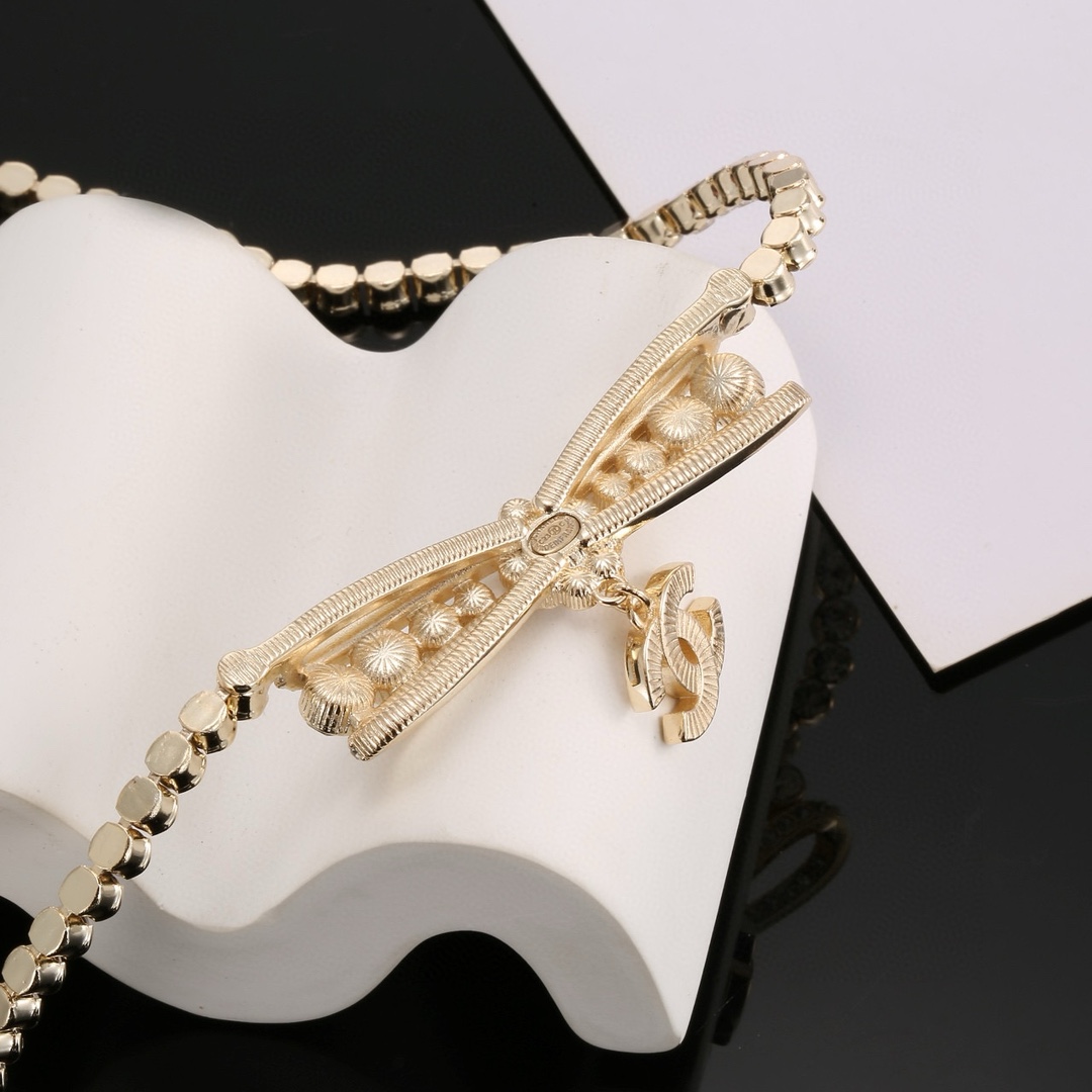 CC Pavé Crystal Bow Necklace - Comprehensive 4