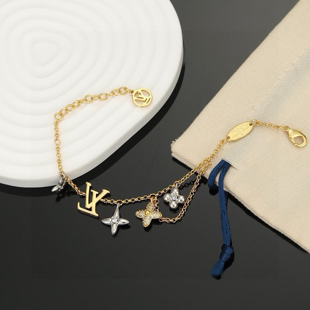 the Louis Vuitton LV Twig necklace features polished metalwork that - Comprehensive 8