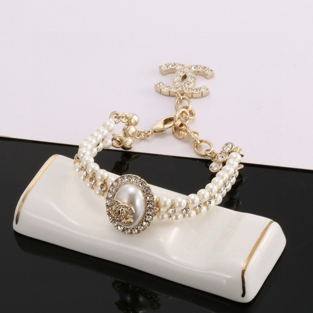 CHANEL Double-Strand Oval Pearl and Crystal Bracelet - Comprehensive 2