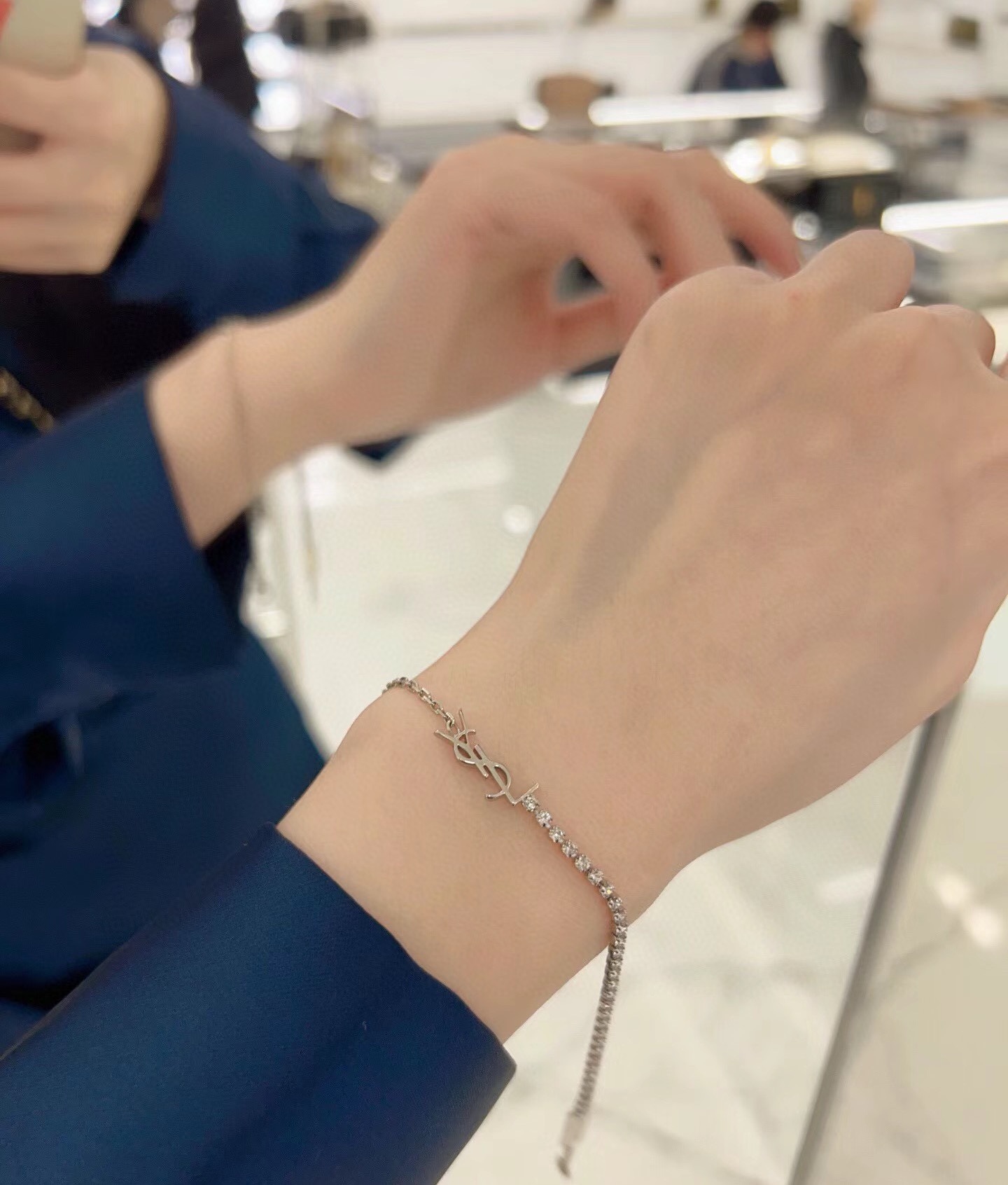 Title: YSL Saint-Lorland’s Bracelet by Yves Saint Laurent Summary: YSL’s elegant abstract design bracelet embodies luxury fashion with fine, fashionable, and novel French style since - 图片 6