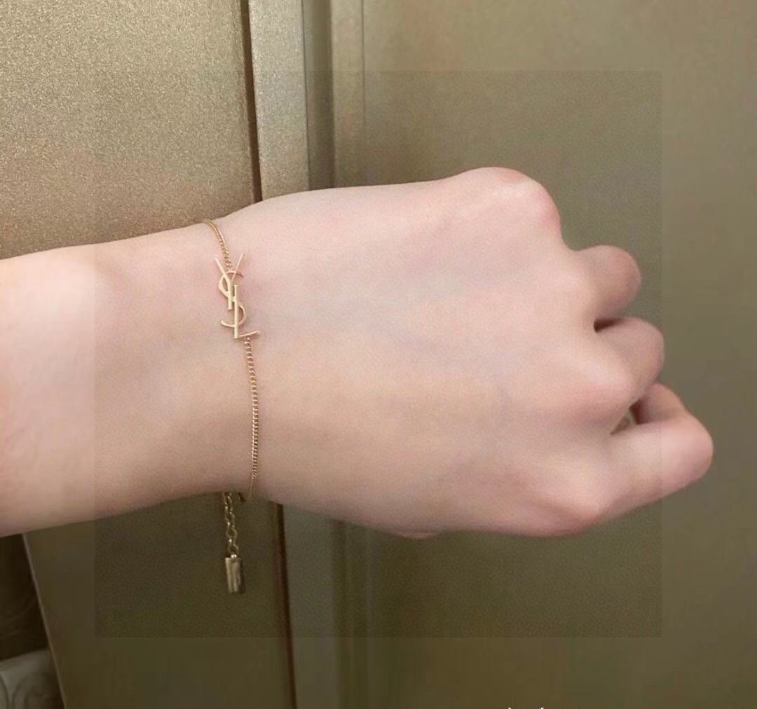 Elegant YSL Letter Lock Bracelet: Simple Yet Luxurious Design - 图片 3