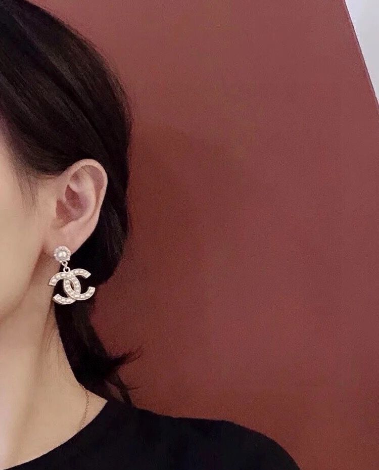 香奈儿双C珍珠耳环 惊艳的设计,美到炸裂,耳环立体厚实质感十足 8