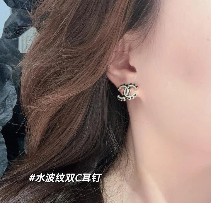 香奈儿耳环 紧追潮流早春耳钉🌟🌟 不管你是圆脸还是长脸拆下自己配系有意想不到的惊喜,修饰脸型利器,的设计每款都匪夷所思,总有想不到的灵感 耳钉 3