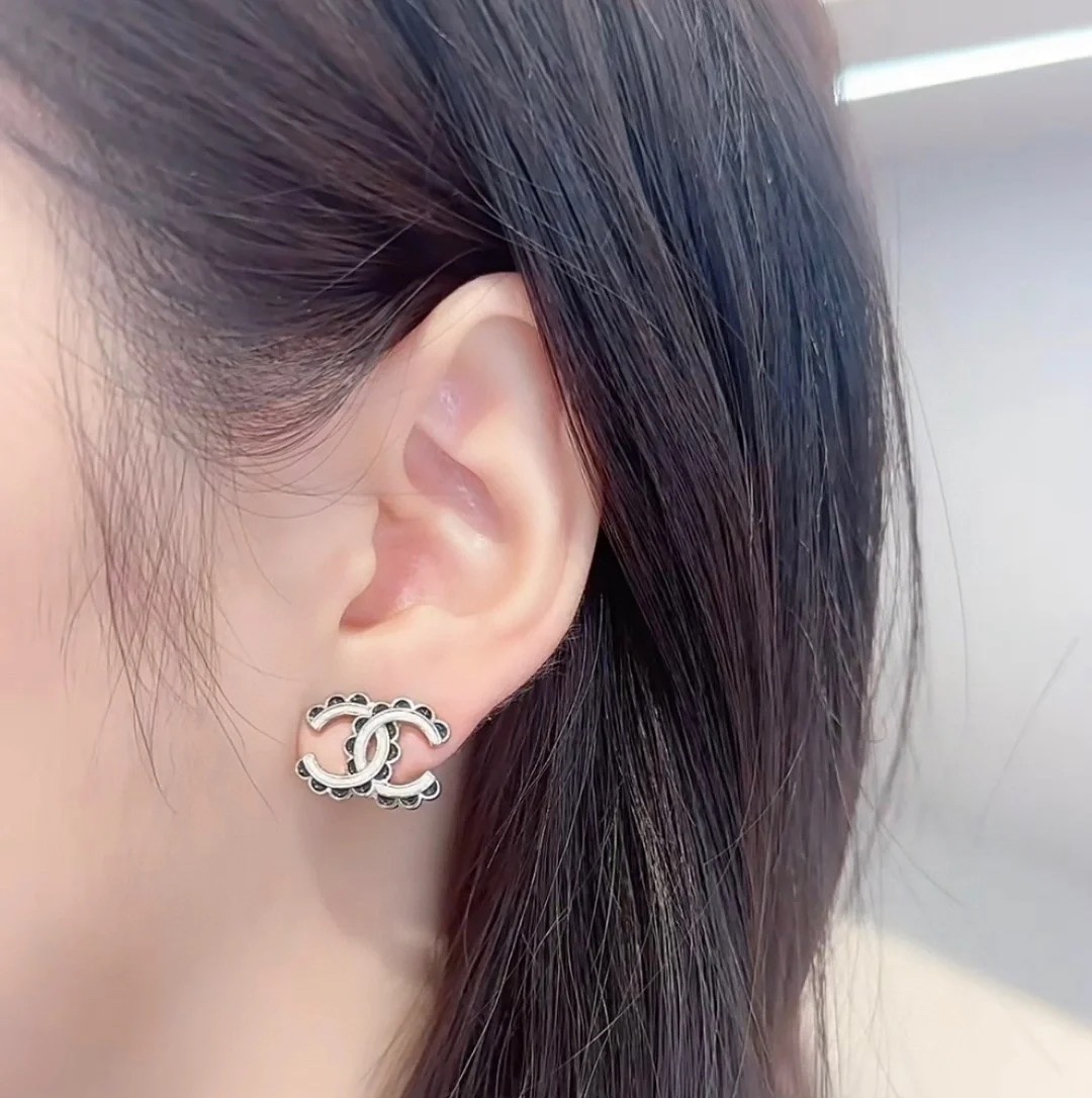 香奈儿耳环 紧追潮流早春耳钉🌟🌟 不管你是圆脸还是长脸拆下自己配系有意想不到的惊喜,修饰脸型利器,的设计每款都匪夷所思,总有想不到的灵感 耳钉 6