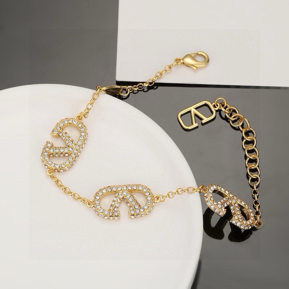 p300 Valentino, Valentino, hand-chained, heavy, new-flamming network. The bracelet