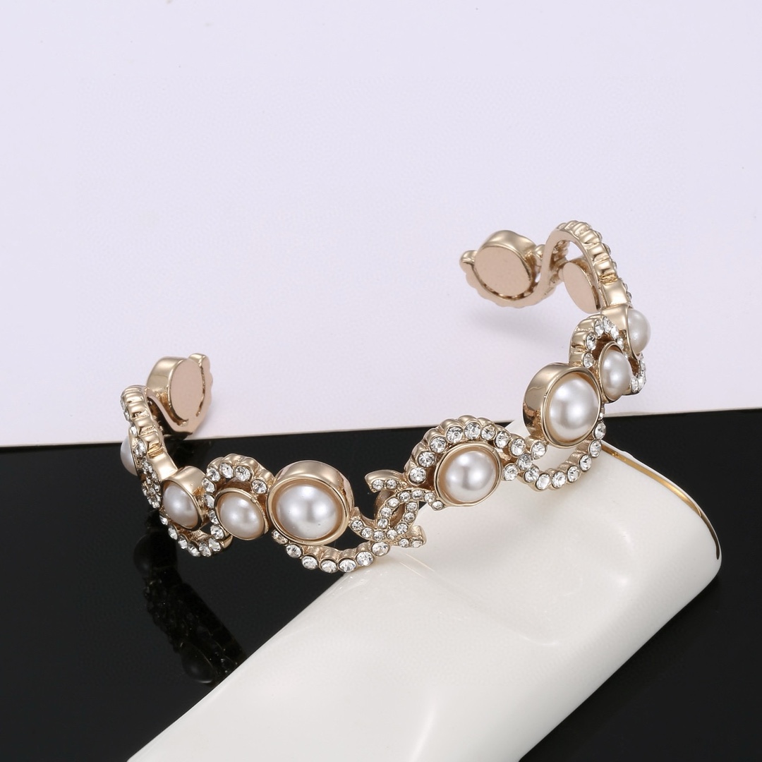 Title: Chanel Bracelet Review: Classic CC Design with Pearls, High-End Quality, ¥325 Price Tag Summary: New Chanel bracelet features classic CC design, pearls, high-end quality, - 图片 1