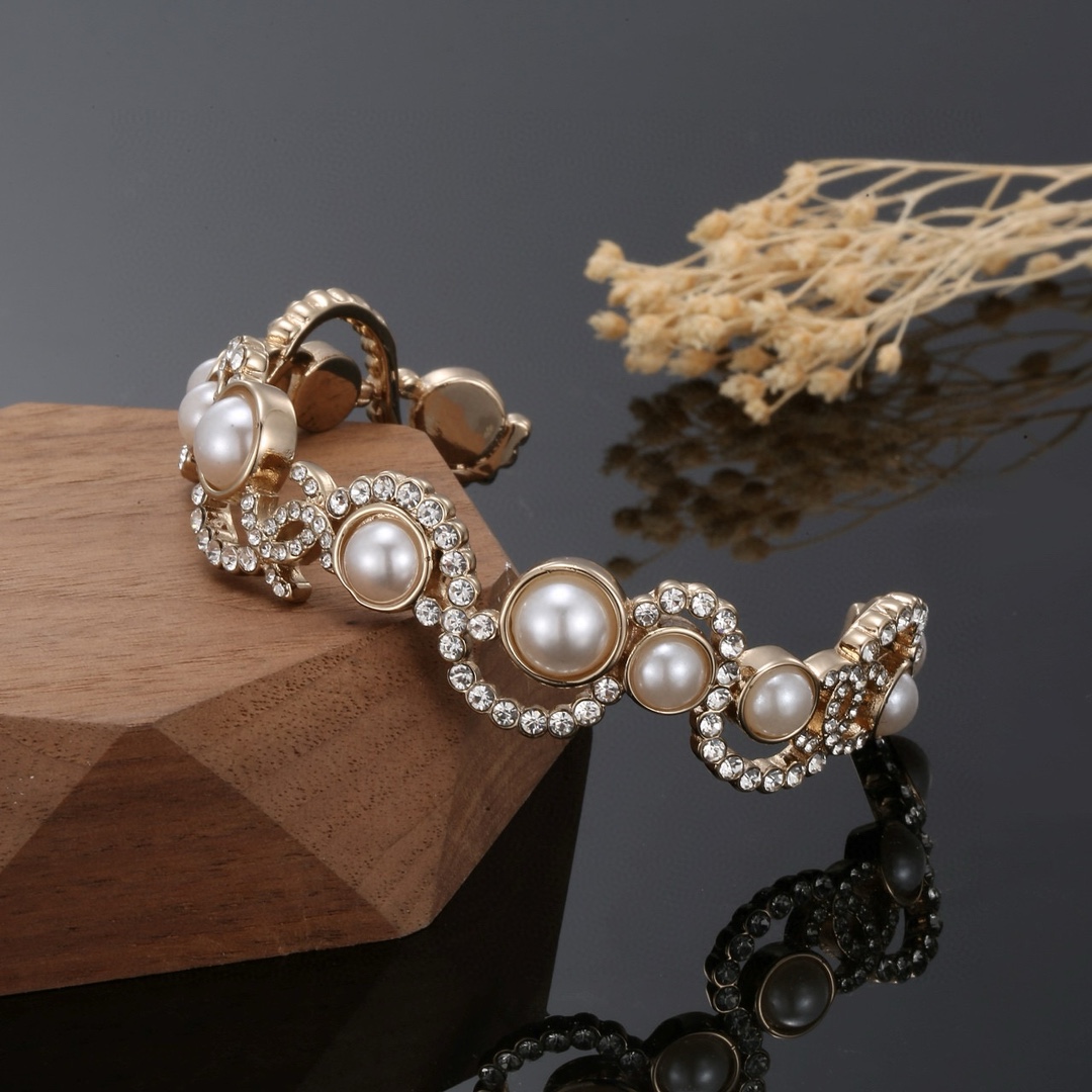Title: Chanel Bracelet Review: Classic CC Design with Pearls, High-End Quality, ¥325 Price Tag Summary: New Chanel bracelet features classic CC design, pearls, high-end quality, - 图片 7