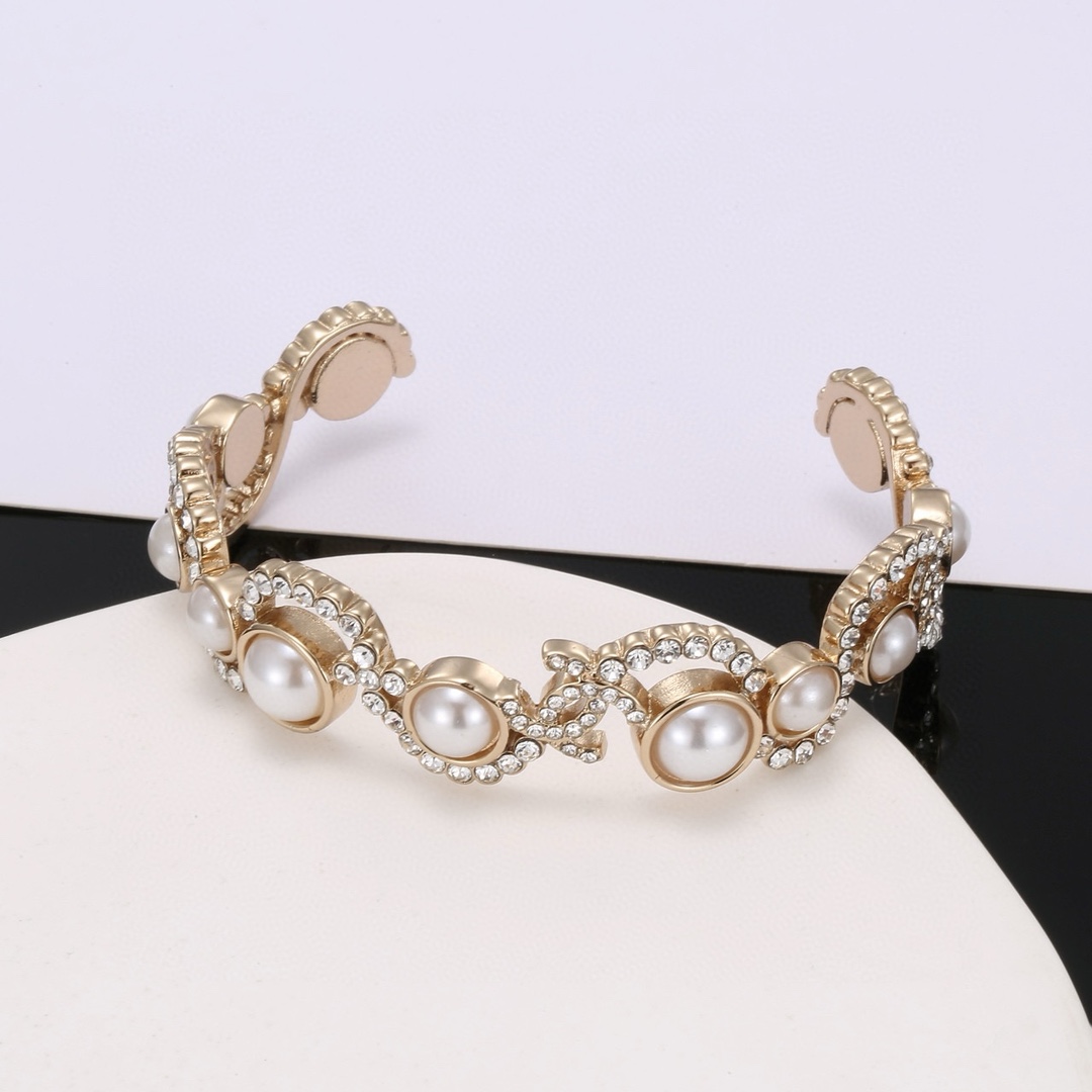 Title: Chanel Bracelet Review: Classic CC Design with Pearls, High-End Quality, ¥325 Price Tag Summary: New Chanel bracelet features classic CC design, pearls, high-end quality, - 图片 3