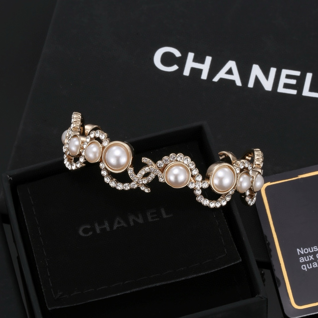 Title: Chanel Bracelet Review: Classic CC Design with Pearls, High-End Quality, ¥325 Price Tag Summary: New Chanel bracelet features classic CC design, pearls, high-end quality, - 图片 5