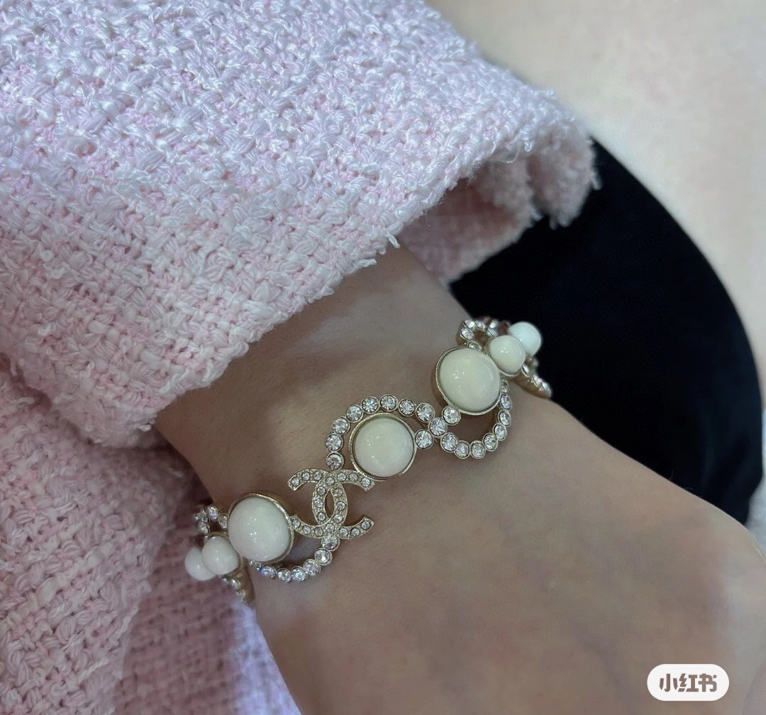 Title: Chanel Bracelet Review: Classic CC Design with Pearls, High-End Quality, ¥325 Price Tag Summary: New Chanel bracelet features classic CC design, pearls, high-end quality, - 图片 4
