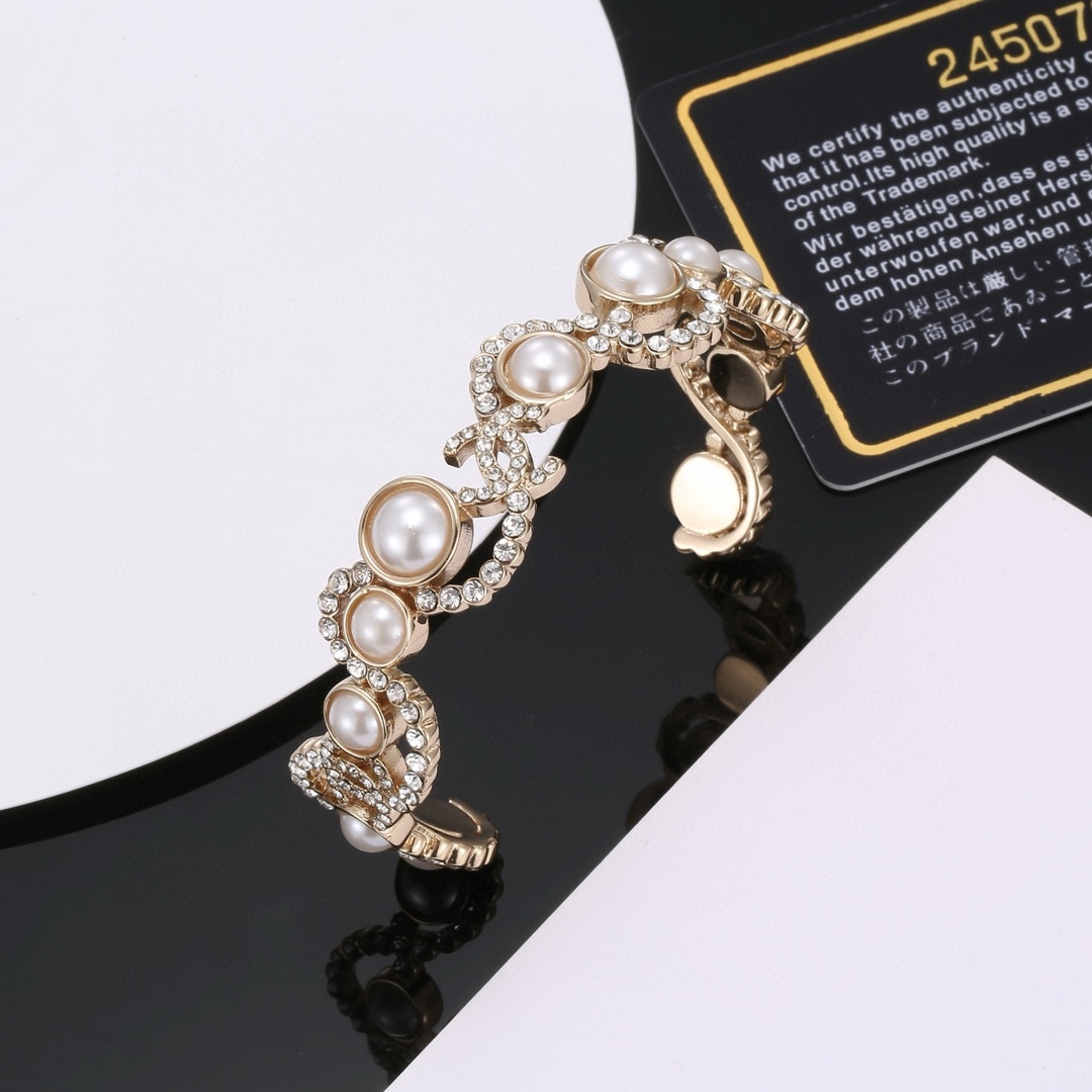 Title: Chanel Bracelet Review: Classic CC Design with Pearls, High-End Quality, ¥325 Price Tag Summary: New Chanel bracelet features classic CC design, pearls, high-end quality, - 图片 2