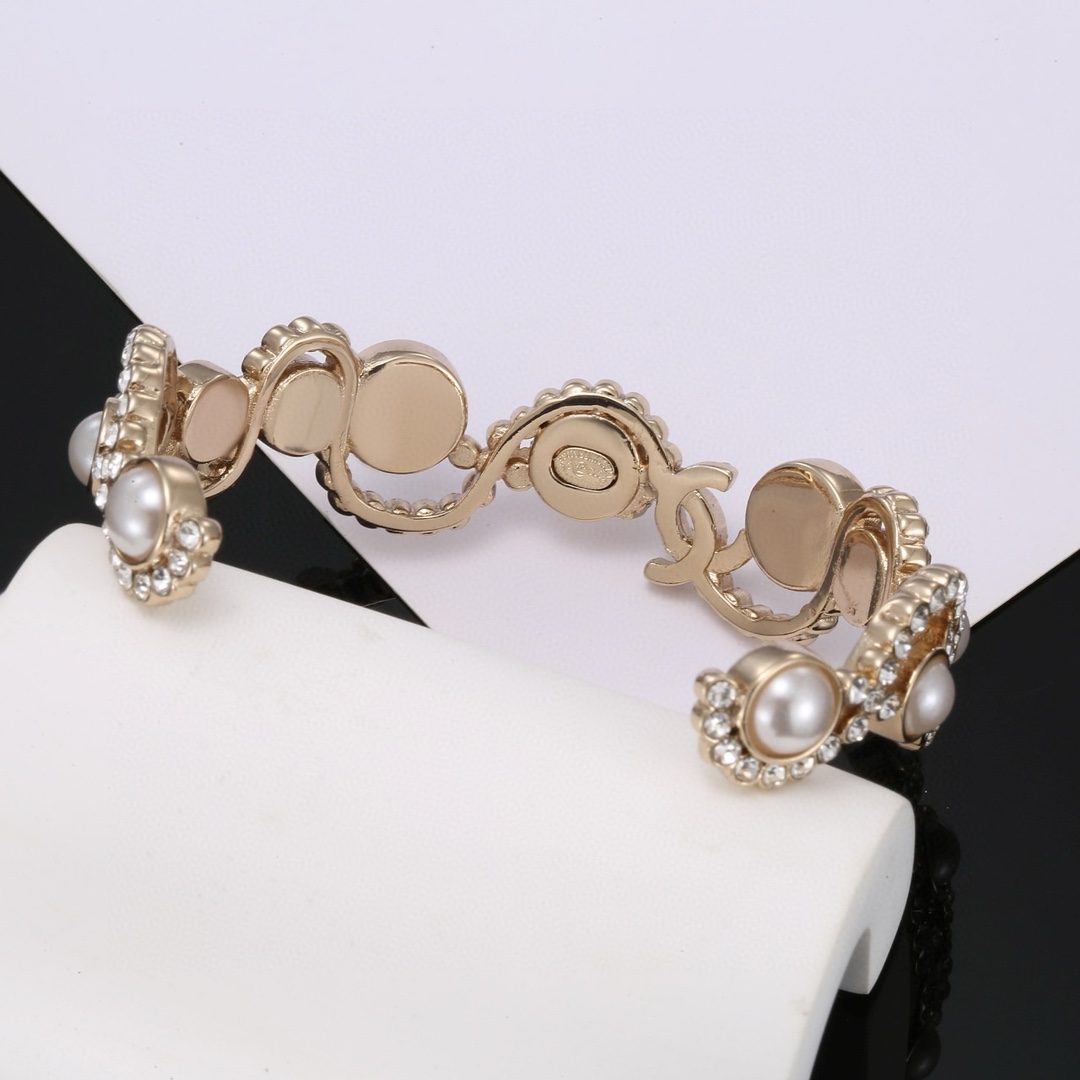 Title: Chanel Bracelet Review: Classic CC Design with Pearls, High-End Quality, ¥325 Price Tag Summary: New Chanel bracelet features classic CC design, pearls, high-end quality, - 图片 6