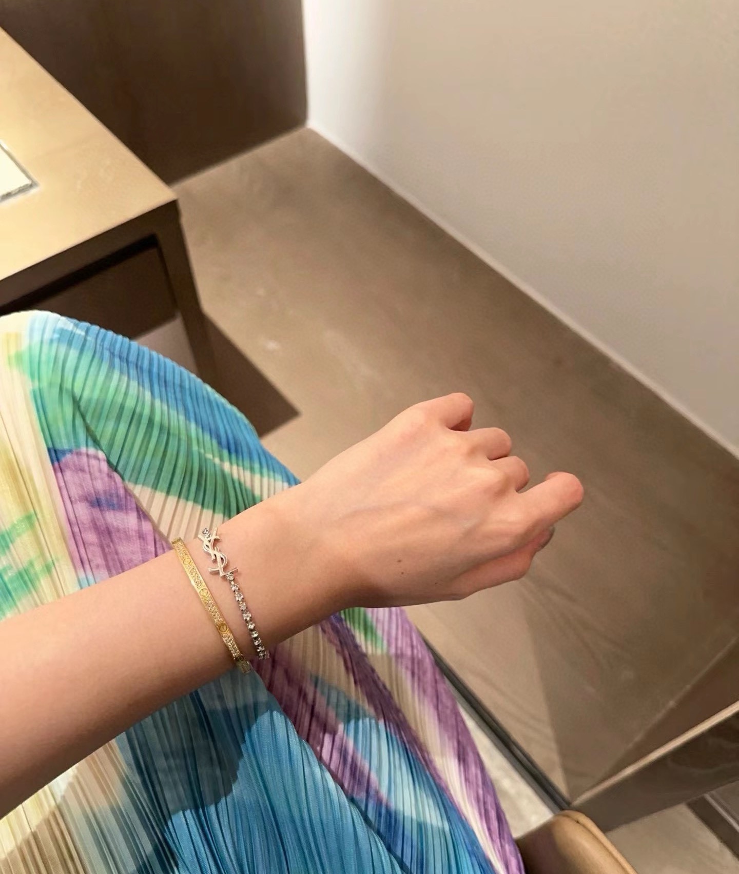 “YSL St. Roland’s Brass Bracelet: Elegant French Fashion Jewelry by Yves Saint Laurent” - 图片 3