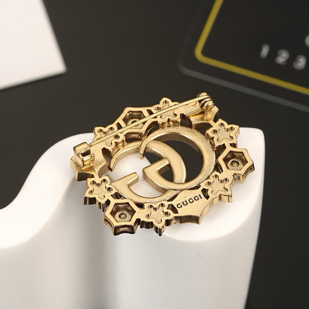 Gucci Double G Brooch: Elegant Design with Brand Signatures - 图片 5