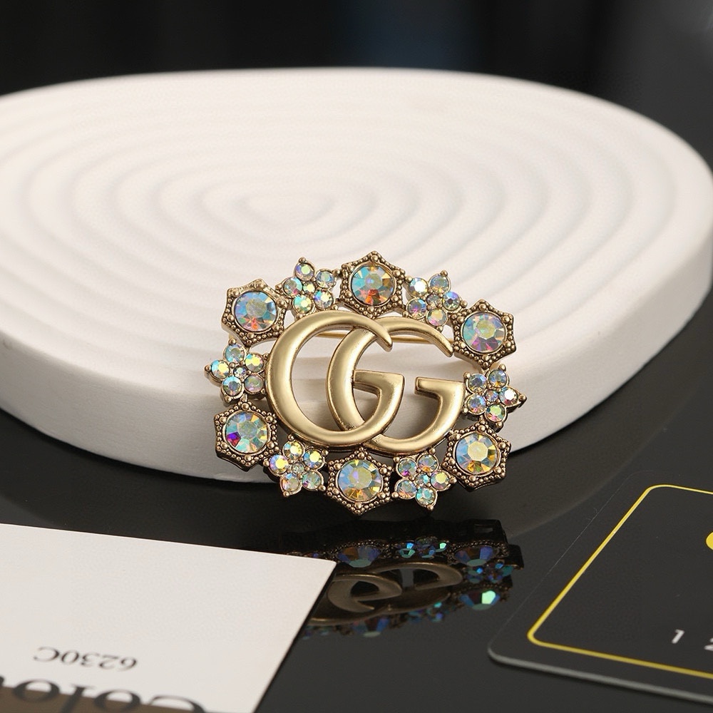 Gucci Double G Brooch: Elegant Design with Brand Signatures