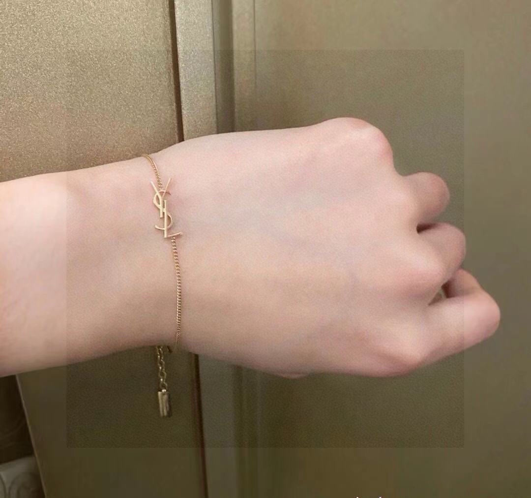 Elegant YSL Letter Lock Bracelet: Simple Yet Luxurious Design - 图片 3