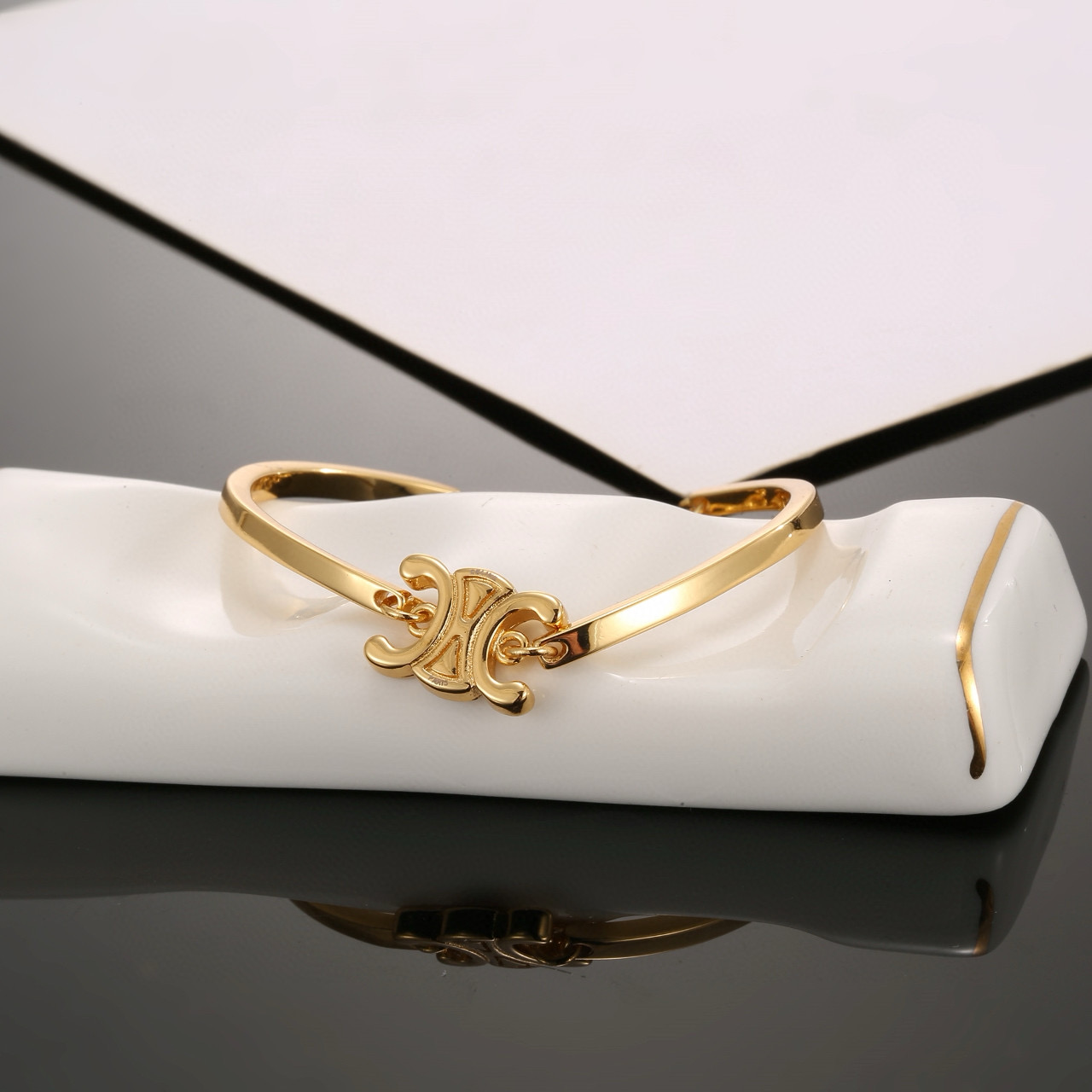 “Artistic Gold-Sculpting Material: Little Red Book Billion Celine Selin Kerry’s Chic Piece” - 图片 4