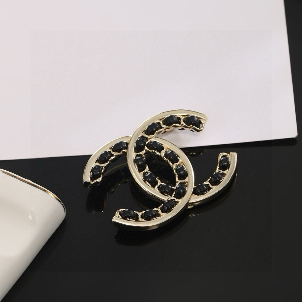 Chanel Dubbele C Broche - Klassieke Zwarte Leren Afwerking