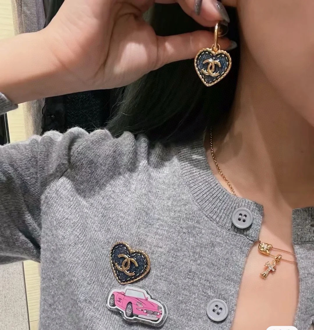 chanel 香奈儿 小香 复古作旧蓝色精致 心桃耳钉  高端定制 纯银针 原单品质 一比一工艺 缀以