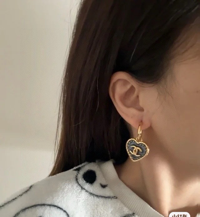  chanel 香奈儿 小香 复古作旧蓝色精致 心桃耳钉  高端定制 纯银针 原单品质 一比一工艺 缀以