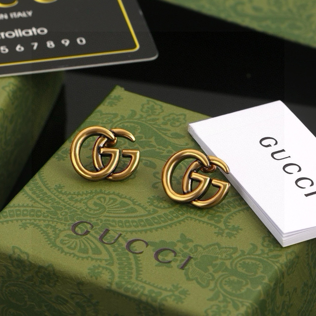 ❤️85包邮/原单代购级别
Gucci 古驰 耳钉  高端 打造 美到哭，因为是限量版，你根本无法在店内看到现货，现货一到真的bling 这一组简直不要太震撼不要太完美，赞呆了