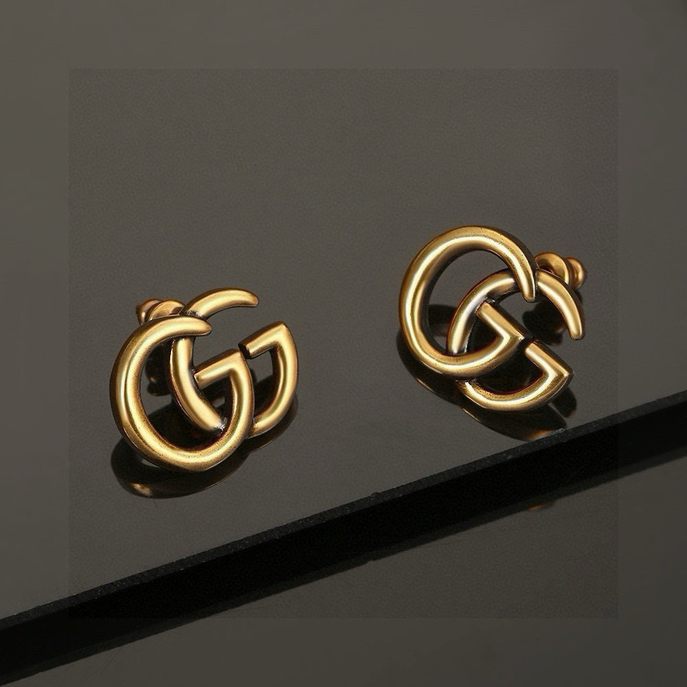 ❤️85包邮/原单代购级别
Gucci 古驰 耳钉  高端 打造 美到哭，因为是限量版，你根本无法在店内看到现货，现货一到真的bling 这一组简直不要太震撼不要太完美，赞呆了