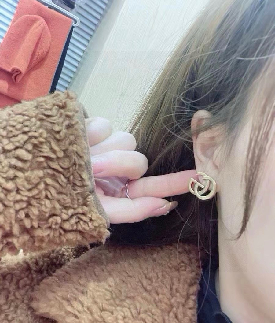 ❤️85包邮/原单代购级别
Gucci 古驰 耳钉  高端 打造 美到哭，因为是限量版，你根本无法在店内看到现货，现货一到真的bling 这一组简直不要太震撼不要太完美，赞呆了