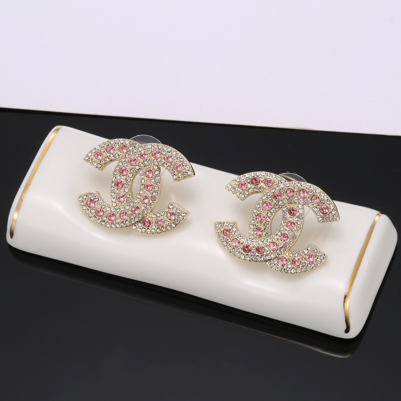 💰70 Chanel 🇫🇷香奈儿经典双C耳钉 这款随意搭配都是非常好看百搭时尚单品 🎁日常款 很修饰脸型 很上档次的 很优雅气质 耳环