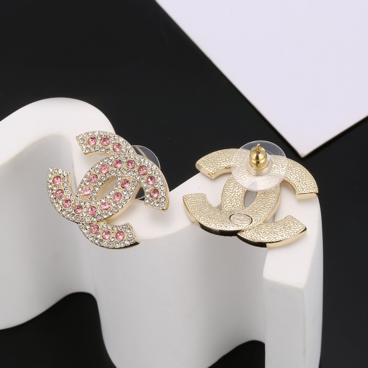 💰70 Chanel 🇫🇷香奈儿经典双C耳钉 这款随意搭配都是非常好看百搭时尚单品 🎁日常款 很修饰脸型 很上档次的 很优雅气质 耳环