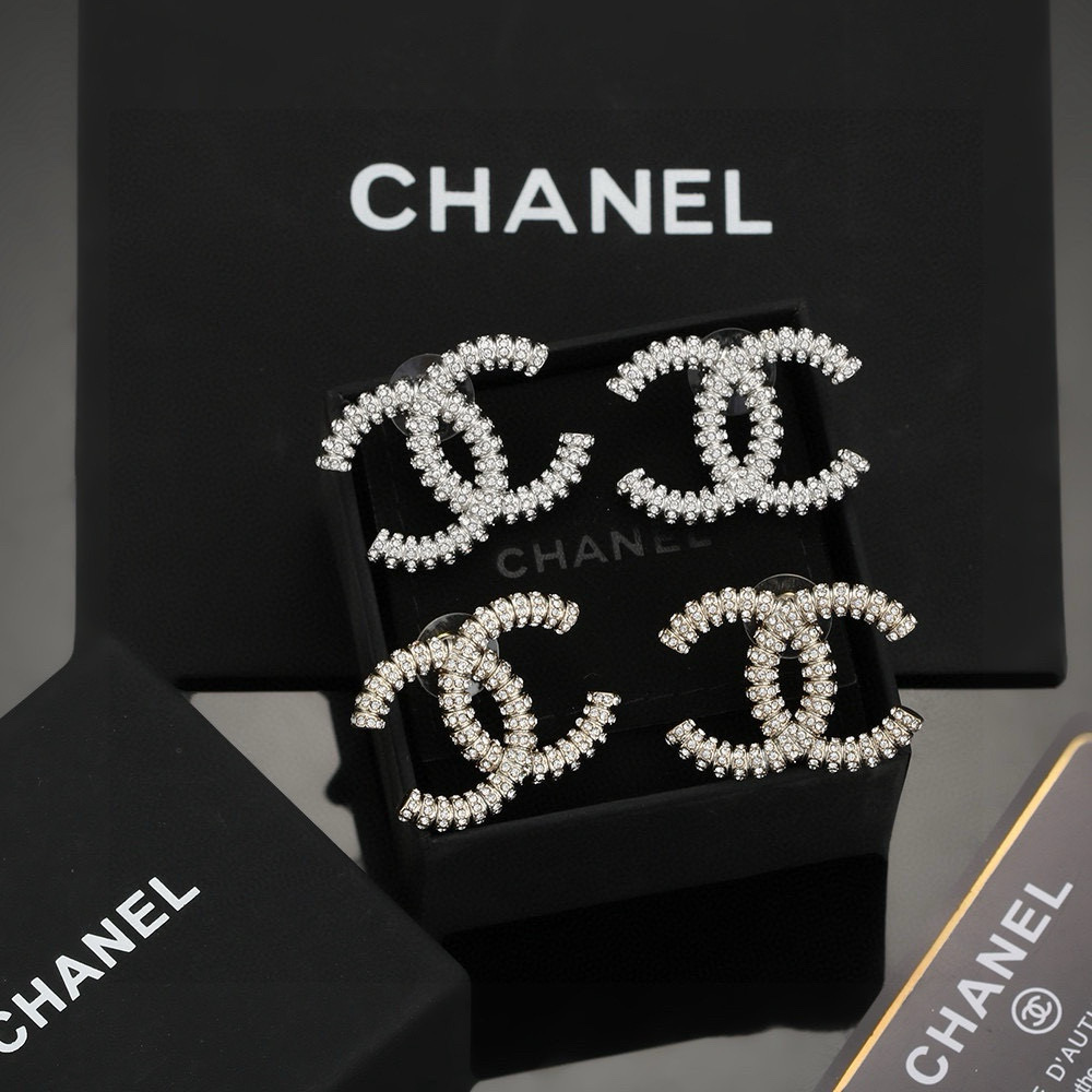 
💰70 金银两色Chanel 🇫🇷香奈儿经典双C耳钉 这款随意搭配都是非常好看百搭时尚单品 🎁日常款 很修饰脸型 很上档次的 很优雅气质 耳环
