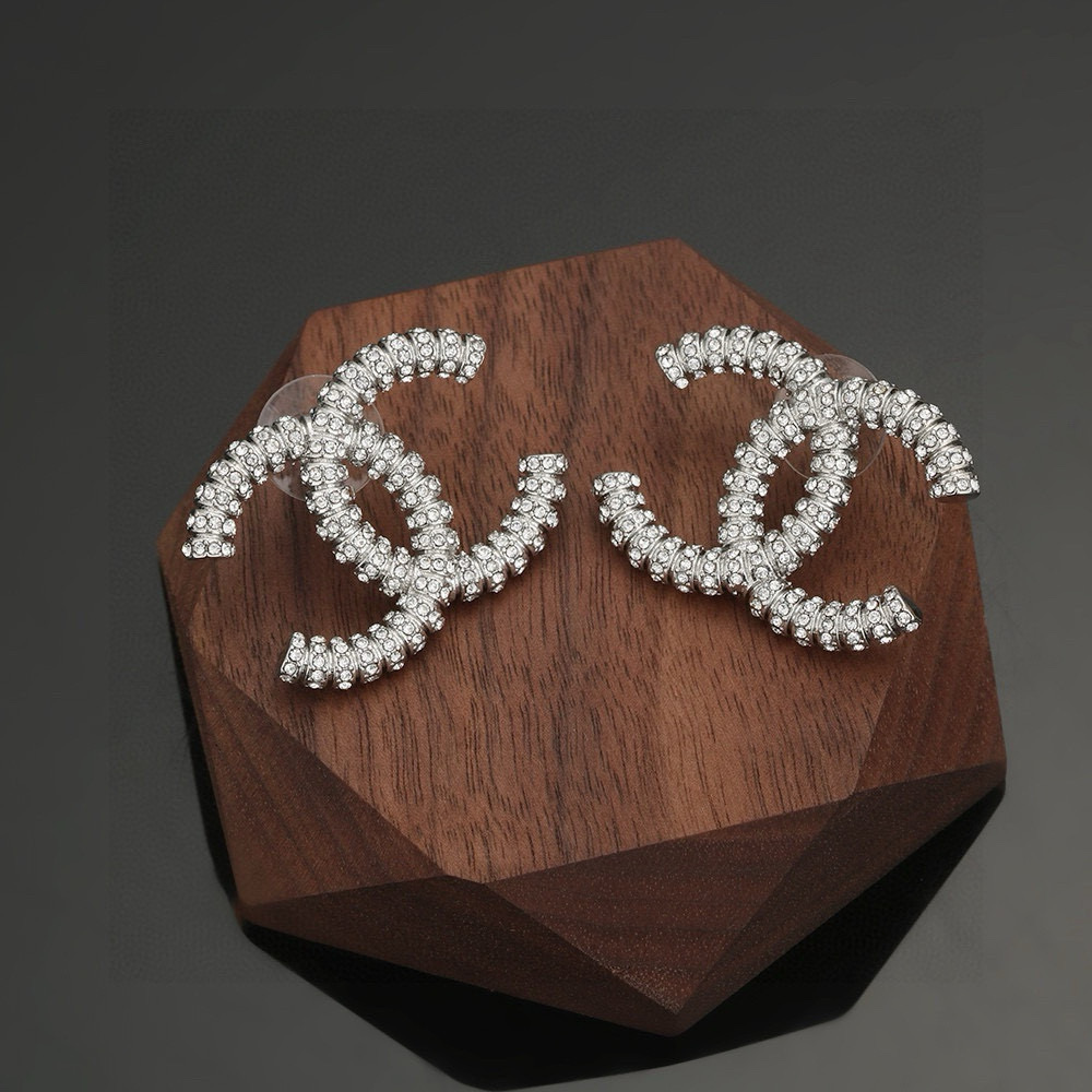 
💰70 金银两色Chanel 🇫🇷香奈儿经典双C耳钉 这款随意搭配都是非常好看百搭时尚单品 🎁日常款 很修饰脸型 很上档次的 很优雅气质 耳环