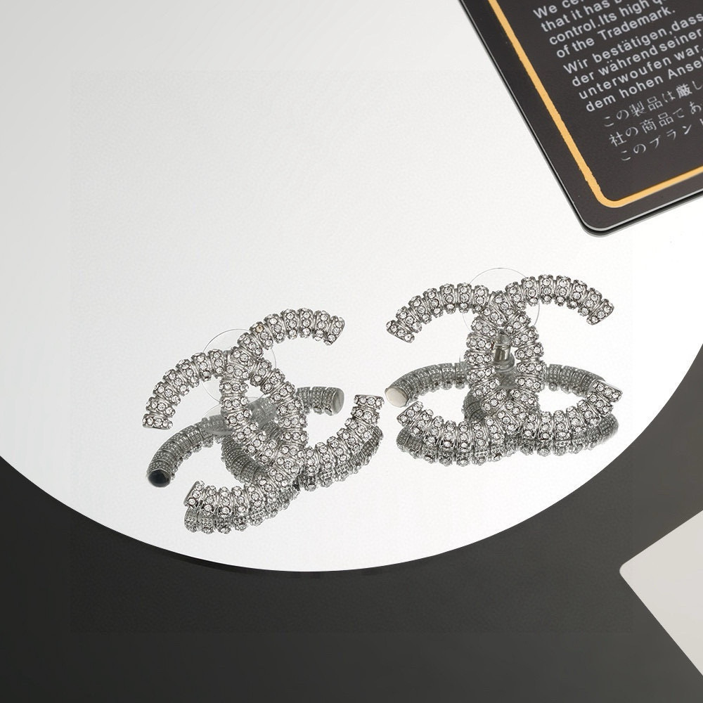 
💰70 金银两色Chanel 🇫🇷香奈儿经典双C耳钉 这款随意搭配都是非常好看百搭时尚单品 🎁日常款 很修饰脸型 很上档次的 很优雅气质 耳环