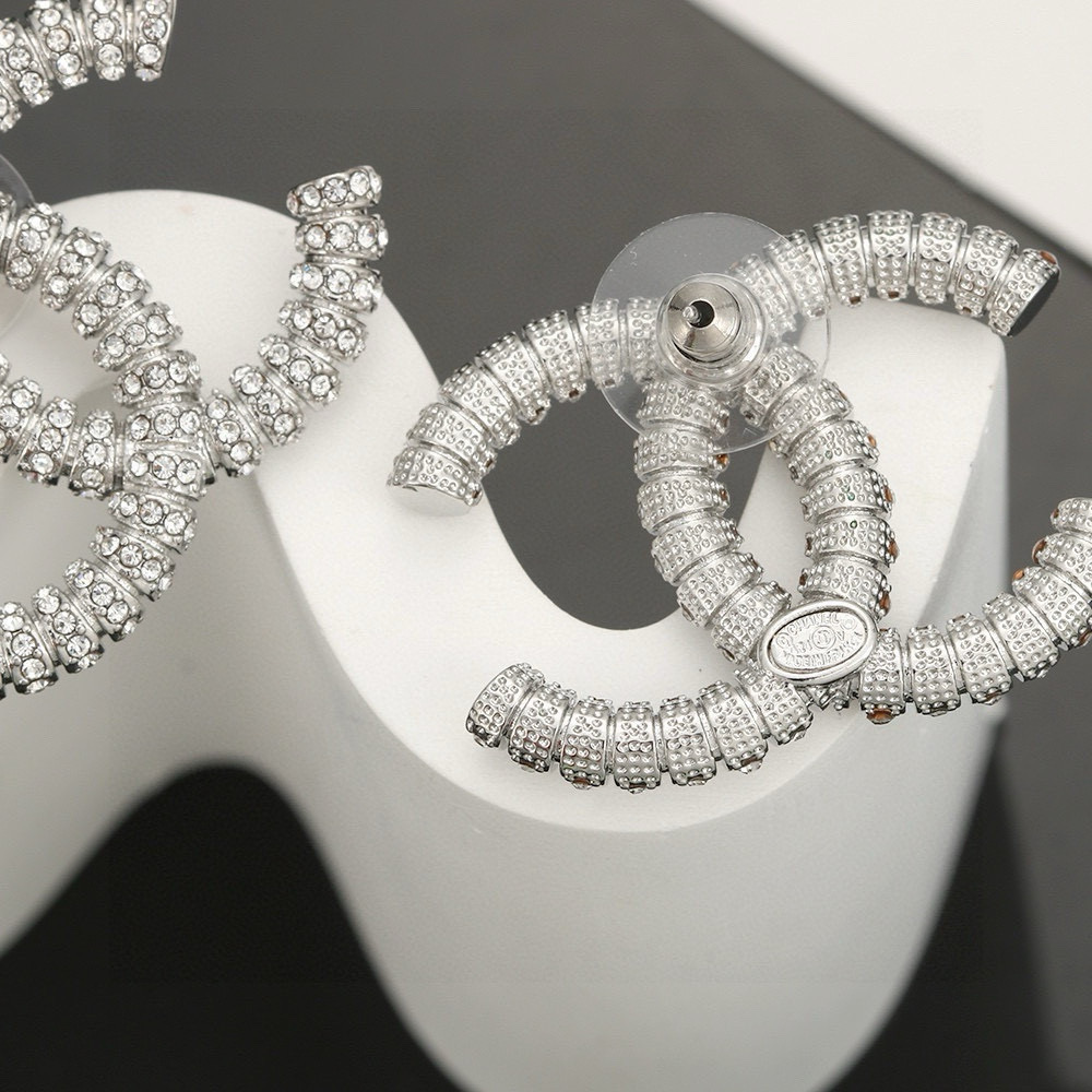 
💰70 金银两色Chanel 🇫🇷香奈儿经典双C耳钉 这款随意搭配都是非常好看百搭时尚单品 🎁日常款 很修饰脸型 很上档次的 很优雅气质 耳环