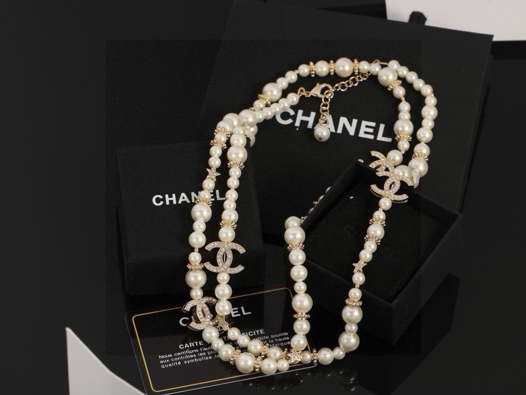  最新款Chanel 香奈儿双C珍珠项链  毛衣链非常好看，

精致大方，好不好品质说话，全部都实拍，图