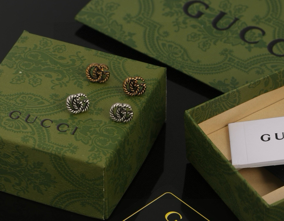 ❤️85包邮/原单代购级别
gucci古驰 复古g字做旧新款🆕热卖款耳钉   源自于70年代的经典设计麻花刻画图案 与专柜一致材质做旧效果 