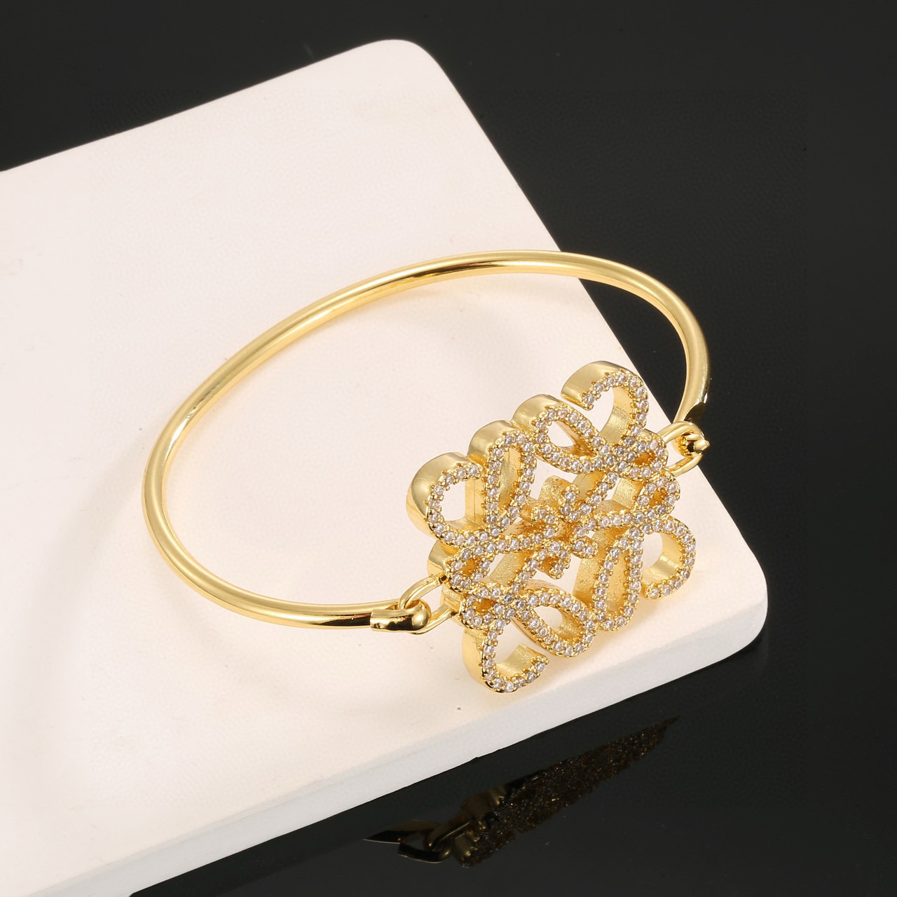 “Stunning Zoo-Themed Art and Costumes with Gold and Drill Accents” - 图片 8