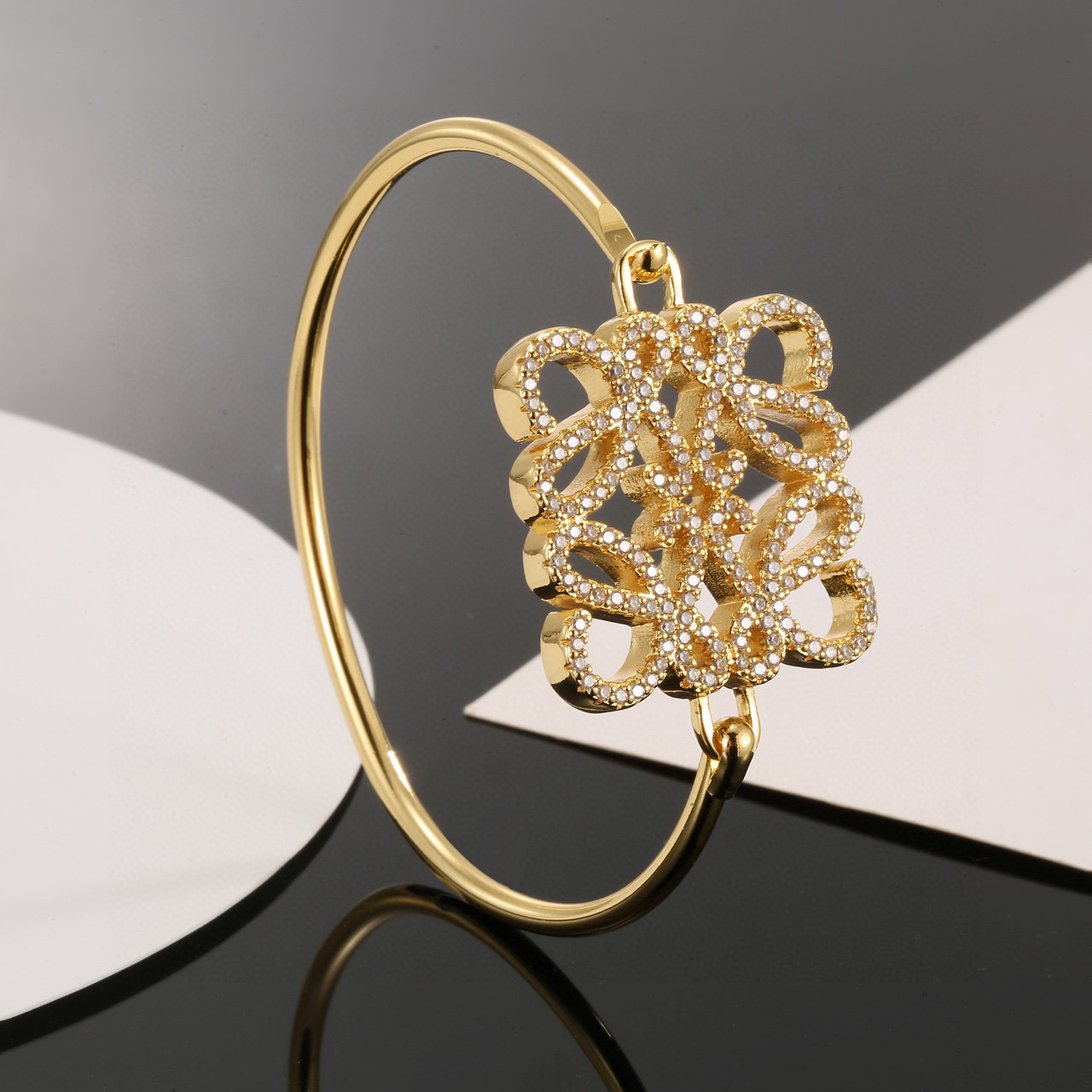 “Stunning Zoo-Themed Art and Costumes with Gold and Drill Accents” - 图片 1