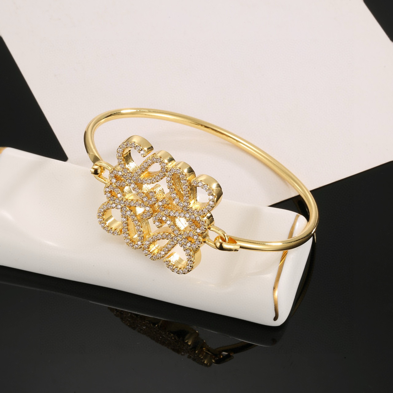 “Stunning Zoo-Themed Art and Costumes with Gold and Drill Accents” - 图片 4
