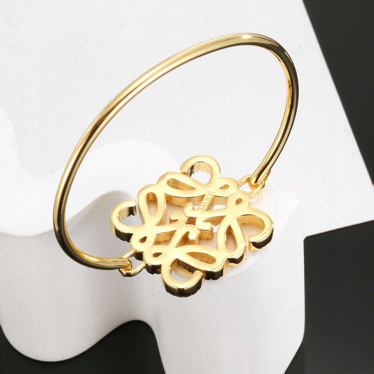“Stunning Zoo-Themed Art and Costumes with Gold and Drill Accents” - 图片 5