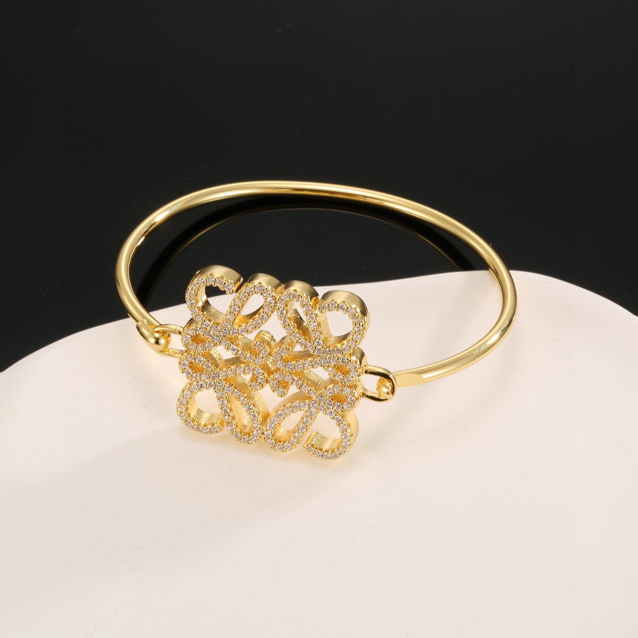 “Stunning Zoo-Themed Art and Costumes with Gold and Drill Accents” - 图片 7