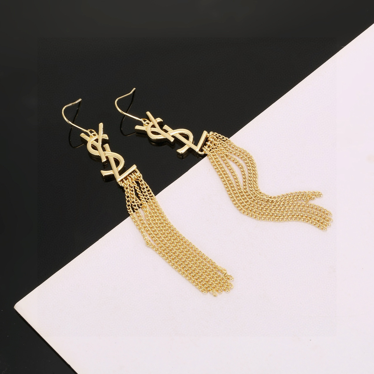  圣罗兰YSL 耳钉经典奢侈   时尚百搭 犹如酒会礼服一般，绚烂多姿。经典 最具个性魅力象征永远的不变